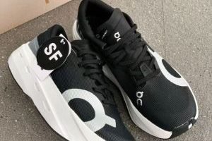 ONCLOUD BOOM VOLT BLACK WHITE RUNNING