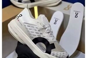 ONCLOUD BOOM STRIKE WHITE 655