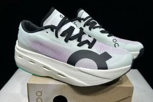 ONCLOUD BOOM VOLT WHITE PURPLE RUNNING